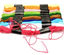 12 échevettes de fils en coton coloré