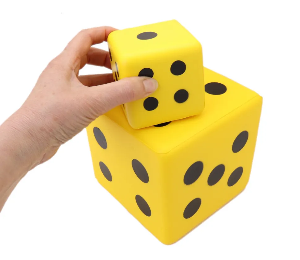 2 dés géants 7.5 cm et 15 cm mousse dense jaune