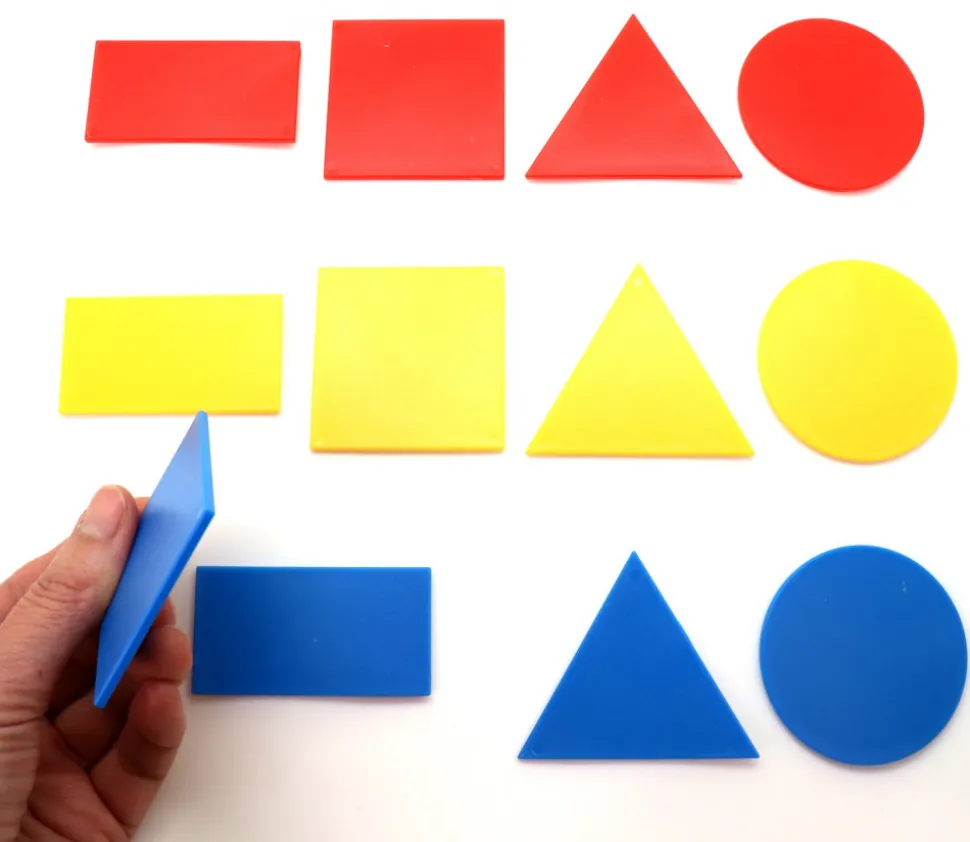 12 formes géométriques triangle, rectangle, carré, rond en 3 couleurs