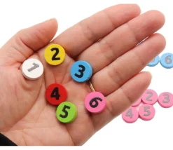 36 jetons numérotés 1 à 6 x 6 couleurs en bois