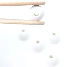 20 perles boules en bois de 2 cm - noir blanc et naturel