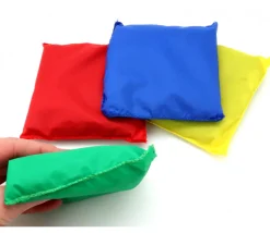 4 petits sacs tissus multicolores remplis de graines 12 x 12 cm