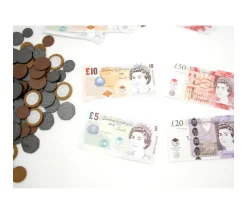 96 pièces et billets argent UK - LIVRES sterling anglais monnaie factice