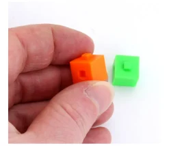 1000 pions cubes multicolores emboîtables 1 cm clipsables