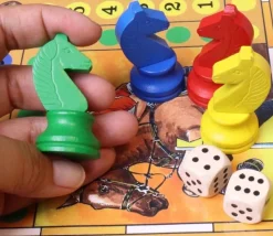 4 pions petits chevaux en bois pour jeu Dada
