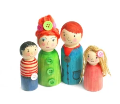 8 pions quilles famille en bois naturel 6 à 9 cm de haut