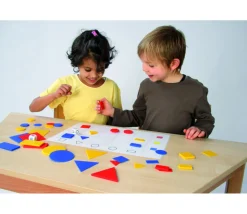 Boite 60 formes géométriques à plat épaisseur, taille et couleur. 4 attributs