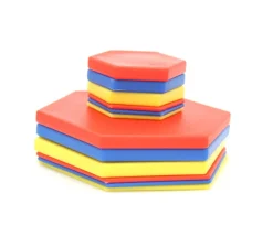 Boite 60 formes géométriques à plat épaisseur, taille et couleur. 4 attributs