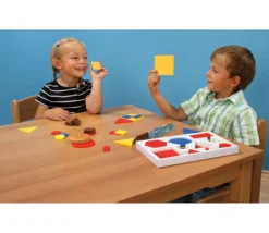 Boite 60 formes géométriques à plat épaisseur, taille et couleur. 4 attributs