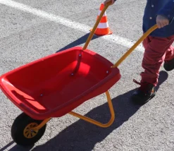 Brouette enfant en plastique et métal rouge et jaune