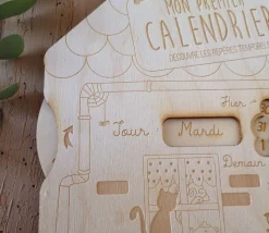 Calendrier perpétuel maisonnette tout en bois pour enfants