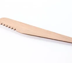 Couteau en bois cranté pour modelage / pâte à modeler