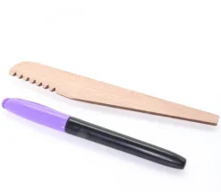 Couteau en bois cranté pour modelage / pâte à modeler