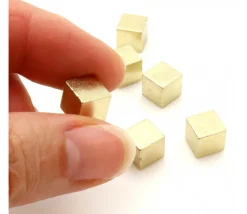 Cube métal doré 8 mm. 8 x 8 x 8 mm à l'unité