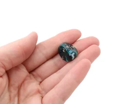 Dé 3 faces 1 à 3 marbré à l'unité (couleur mise au hasard)