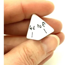 Dé 4 faces pyramide 1 à 4 opaque à l'unité (couleur mise au hasard)