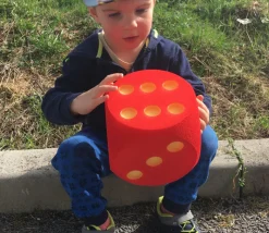 Dé géant 16 cm en mousse tactile ROUGE