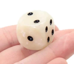 dé marbré 2 cm (couleur mise au hasard)