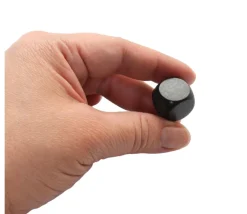 Dé neutre noir 16 mm en bois hêtre sans marquage à l'unité