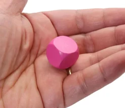 Dé neutre rose 16 mm en bois hêtre sans marquage à l'unité