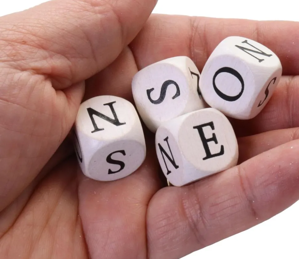 Dé points cardinaux en bois 16 mm