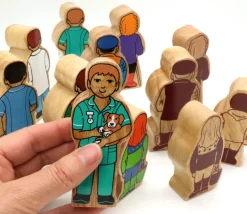 Fille de la ferme en bois 80 x 42 x 25 mm personnage jeu