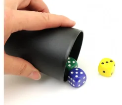 Gobelet plastique noir pour lancer de dés 7.8 cm de haut