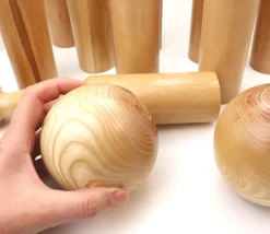 Jeu 9 Quilles bois verni de 30 cm + 2 boules en bois
