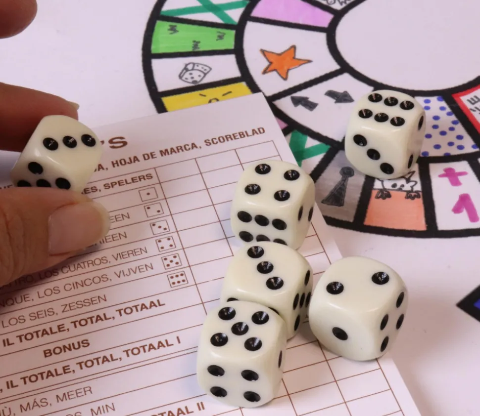 Lot 6 Dés à jouer 16 mm ivoire points de 1 à 6 fin de série