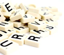 Lot 100 jetons lettres 19X19 mm avec points chiffres pour former des mots