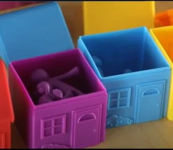 Matériel éducatif : 6 maisons + 36 personnages : manipulation, tri et calcul