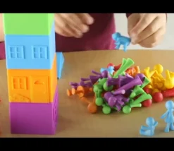 Matériel éducatif : 6 maisons + 36 personnages : manipulation, tri et calcul