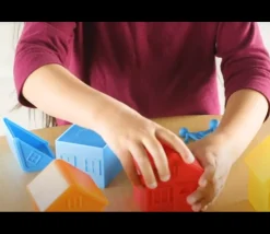 Matériel éducatif : 6 maisons + 36 personnages : manipulation, tri et calcul