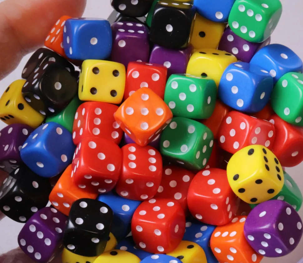 Mini Dé à jouer coloré 1 cm points de 1 à 6 couleur au hasard