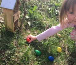 Oeuf en bois coloré de 6 cm à l'unité