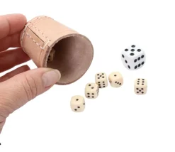Petit Gobelet en cuir naturel avec 5 dés