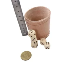 Petit Gobelet en cuir naturel avec 5 dés