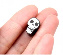 Pion de jeu crane tête de mort en bois 16 x 11 x 5mm