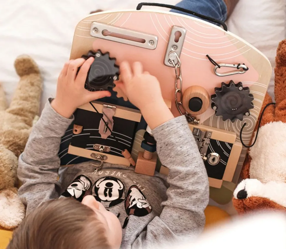 Planche de motricité à serrures et engrenages