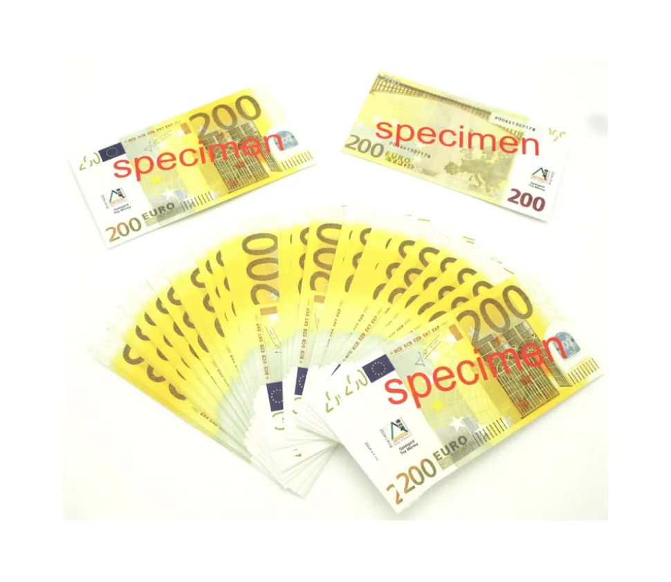 Set 100 billets de 200 euros factices pour jeux