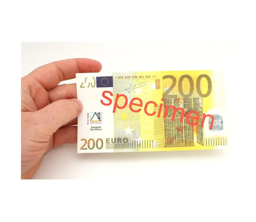 Set 100 billets de 200 euros factices pour jeux