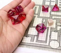 Set 7 dés multi-faces violet et rouge translucide chiffres dorés