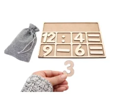 Tableau de calcul avec chiffres et signes en bois