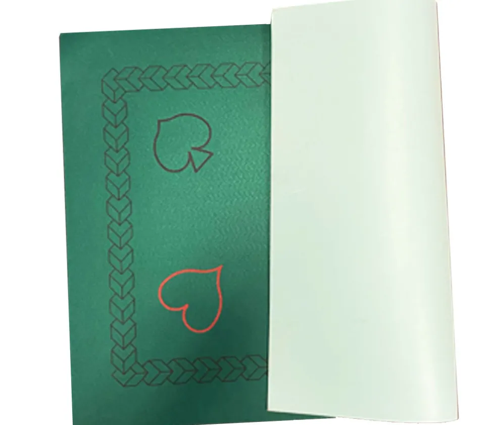 Tapis cartes 48 x 70 cm vert décor atouts feutrine dos latex