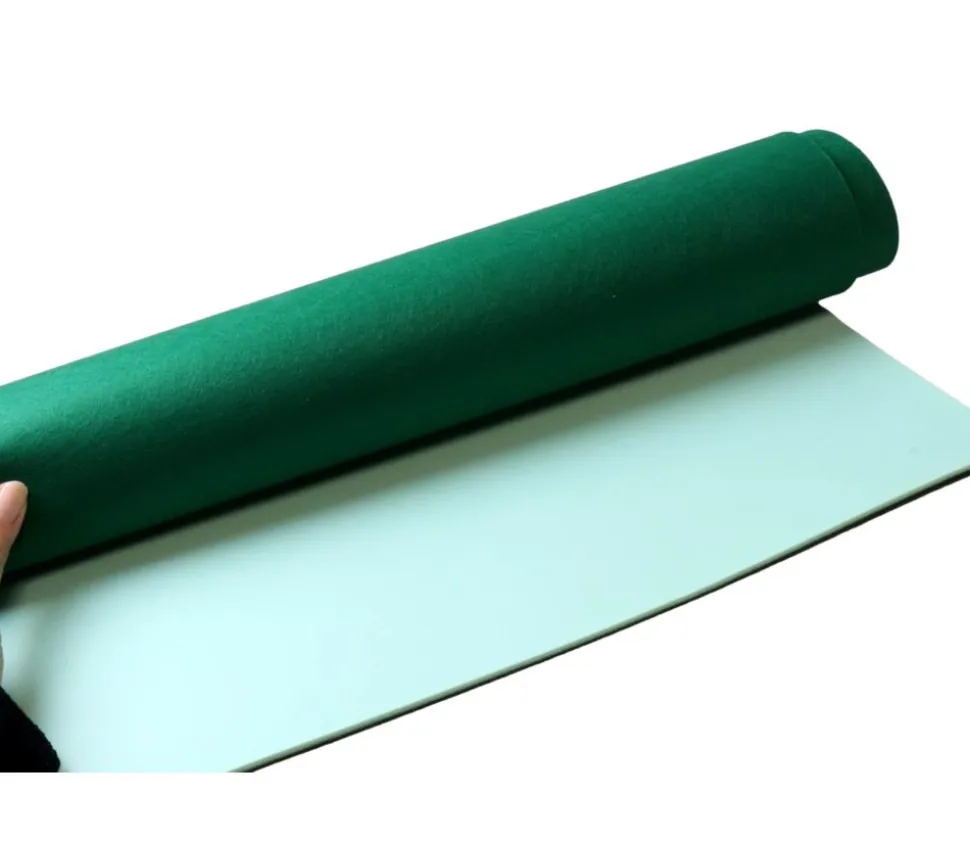 Tapis cartes 48 x 70 cm vert décor atouts feutrine dos latex