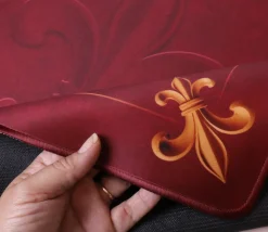 Tapis Tarot premium rouge Fleur de Lys 60 cm contour galonné